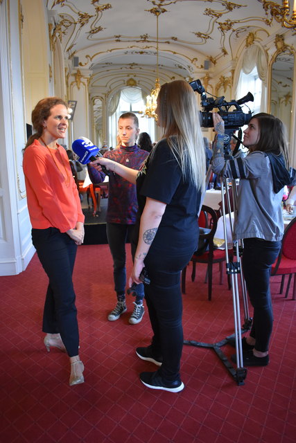 Die Presse hat viele Fragen an Nora Schmid.