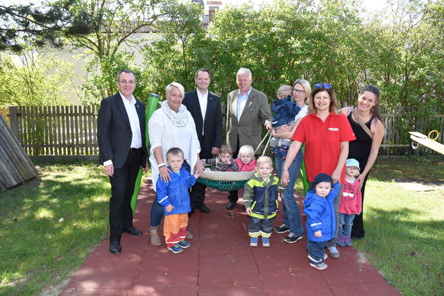 Bürgermeister LAbg. Rupert Dworak, Kinderhaus-Leitung Dipl. Päd. Susanne Schreck, Vizebürgermeister LAbg. Mag. Christian Samwald, Volkshilfe-Vizepräsident Holger Linhart, Kinderbetreuerin Michaela Fink, Kinderbetreuerin Petra Radinger und Stadträtin Jeannine Schmid.