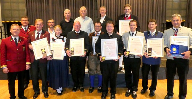 Abschließendes Gemeinschaftsfoto aller Kapellmeister mit der Jury (hinten) und dem Vorstand vom Musikbund Rattenberg und Umgebung mit Bezirkskapellmeister Gerhard Guggenbichler (links) und Obmann Otto Hauser (2.v.l.).