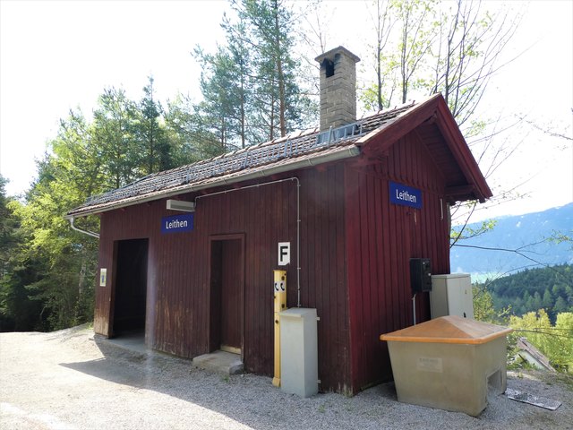 Die kleine, eigentlich unscheinbare Bahnhaltestelle in Leithen wurde um 1912 errichtet und steht unter Denkmalschutz