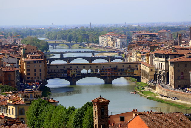 die älteste Brücke über den Arno in der italienischen Stadt Florenz. Das Bauwerk gilt als eine der ältesten Segmentbogenbrücken der Welt.