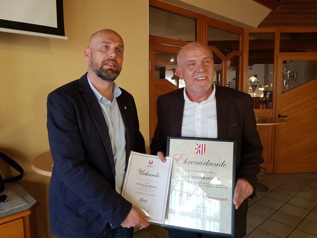 Obmann Wolfgang Spat (links) bei der Übergabe der Urkunden an Johann Höfler.