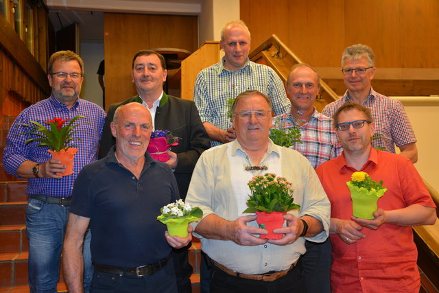 Der neu gewählte Vereinsvorstand des Obst- und Gartenbauvereins Kirchbichl rund um Obmann Helmut Burgstaller (vorne Mitte) mit Vizebgm. Franz Seil (hinten 2.v.l.).