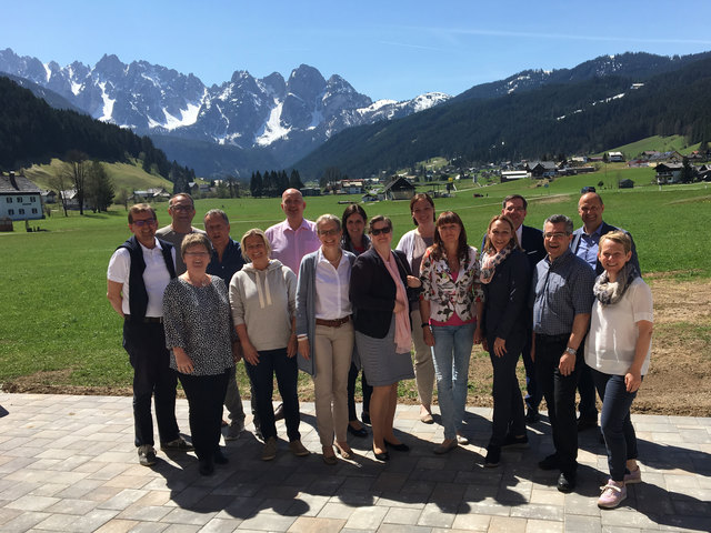 BÖTM Oberösterreich Vorsitzender Gerald Hartl (2. Reihe/2. v.l. und  Dr. Robert Trasser (2. Reihe/2. v.r.) im Kreise der teilnehmenden Geschäftsführer oberösterreichischer Tourismusverbände. | Foto: BÖTM Oberösterreich
