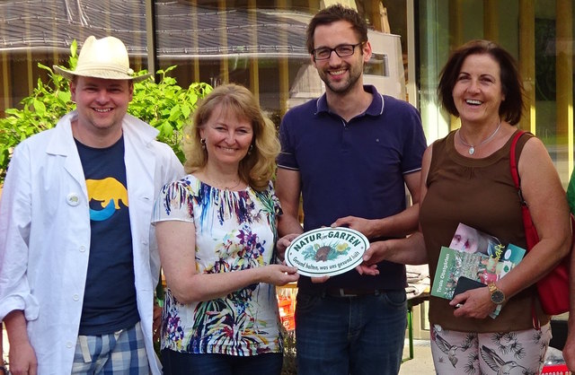 Thomas Garber (Professor Blumix), ES-Leiterin Maria Danzl, Projektleiter Matthias Karadar und GV Maria Braito nach dem gelungenen „Natur im Garten“-Nachmittag in Kirchdorf.