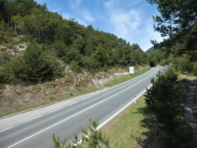 Wenn die Seefelder Straße so leer ist, dann ist das ein schlechtes Zeichen- es bedeutet nämlich, dass sich der Verkehr in beiden Seiten mal wieder hinter LKWs staut. Gleich werden da schier endlose Autokolonnen unterwegs sein, die den im Schritttempo fahrenden Schwerkraftfahrzeugen folgen
