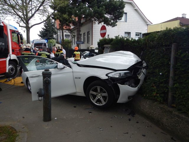 Die Lenkerin wurde in diesem weißen BMW eingeschlossen.