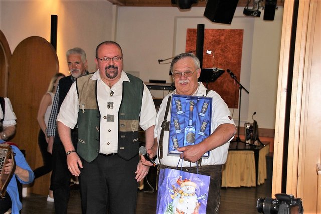 Geschenkübergabe Links: Leo Teufl, Josef Rathkolb
(Fotos: J. & M. Rathkolb)