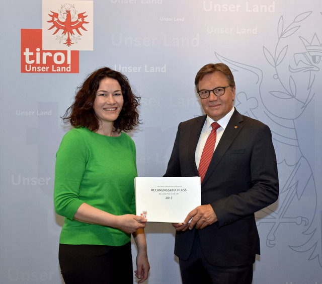LH Günther Platter und LHStvin Ingrid Felipe präsentierten heute im Anschluss an die Regierungssitzung den Rechnungsabschluss des Landes Tirol 2017. | Foto: Land Tirol/Brandhuber
