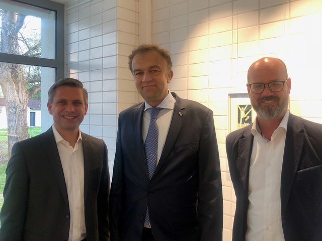 Von links: ÖVP-Ortsparteiobmann Wolfgang Hattmansdorfer, JKU-Rektor Meinhard Lukas, Gemeinderat Michael Rosenmayr