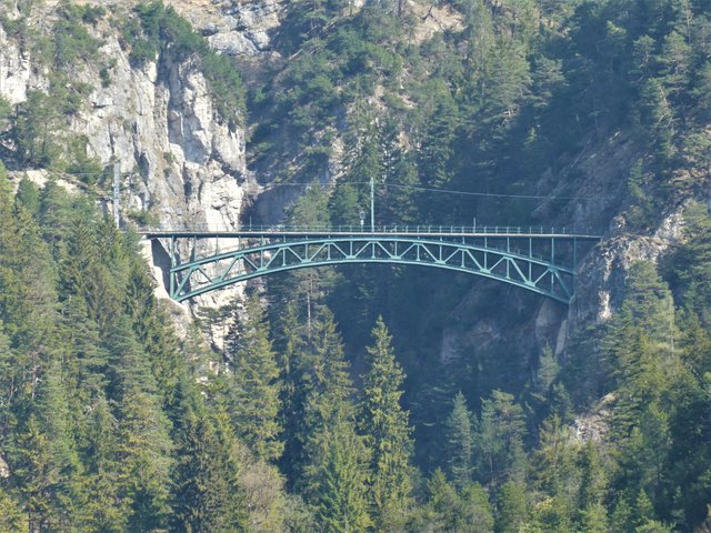 Eine besonders spektakuläre Konstruktion auf der Strecke der Mittenwaldbahn: die Schlossbachklammbrücke