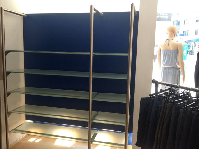 Die Diebe entwendeten rund 100 Stück Jeanshosen, Damenhandtaschen, Unterwäsche, Jacken, Schuhe, Shirts und Gürtel. | Foto: ZOOM.TIROL