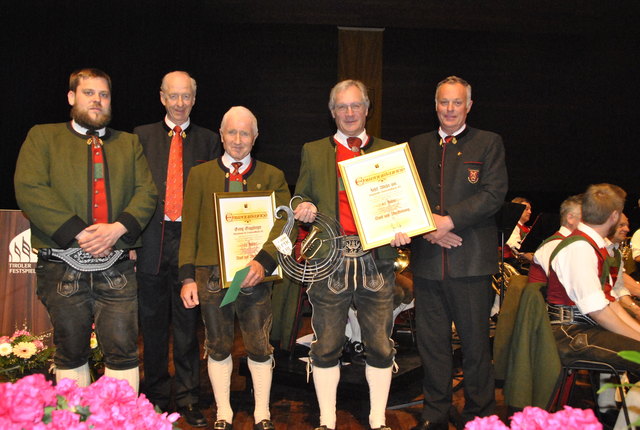 Obmann-Stv. Josef Dresch jun., BZ-Kapellmeister Oswald Mayr, Georg Gugglberger und Josef Wieser jun. und Sebastian Neureiter, Obmann des Unterinntaler Musikbundes (v.l.).