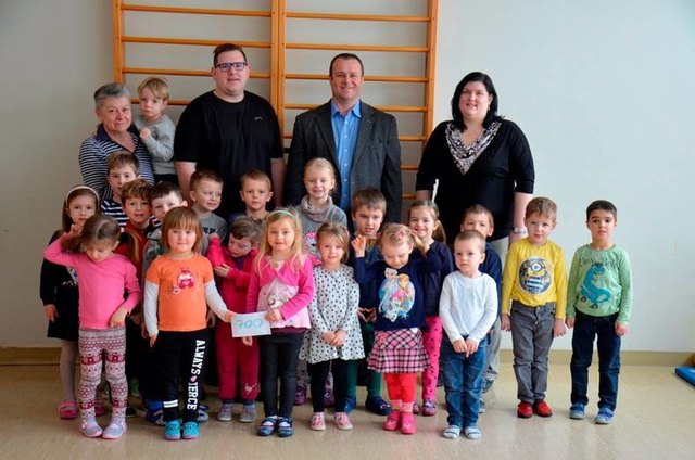 Florian Fabsits (hinten, 2.v.r.) übergab 700 Euro an den Kindergarten.