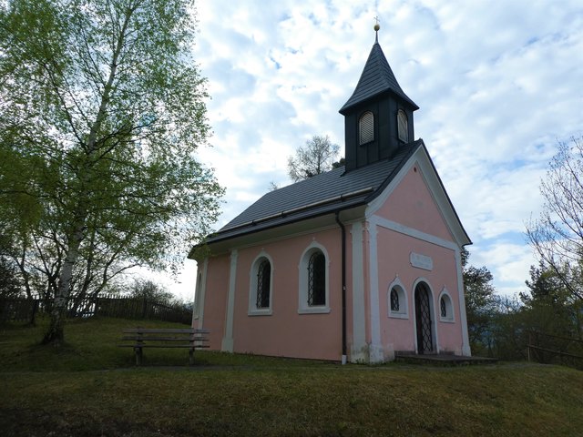 Die Magnuskapelle in LEITHEN, einem Ortsteil von Reith bei Seefeld, steht nahe der Bahnhaltestelle, von der aus diese Wanderung startet...