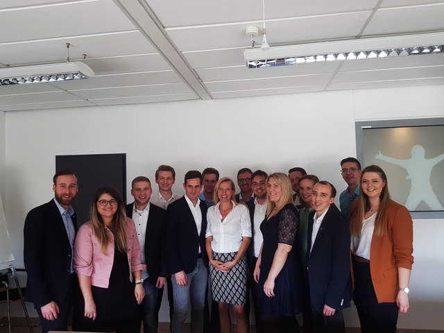JVP-Bezirksobmann Niklas Lierzer (1.v.l.) und JVP-Landesobmann Lukas Schnitzer (5.v.l.) bei der Auftaktveranstaltung mit BM Juliane Bogner-Strauß (Mitte).