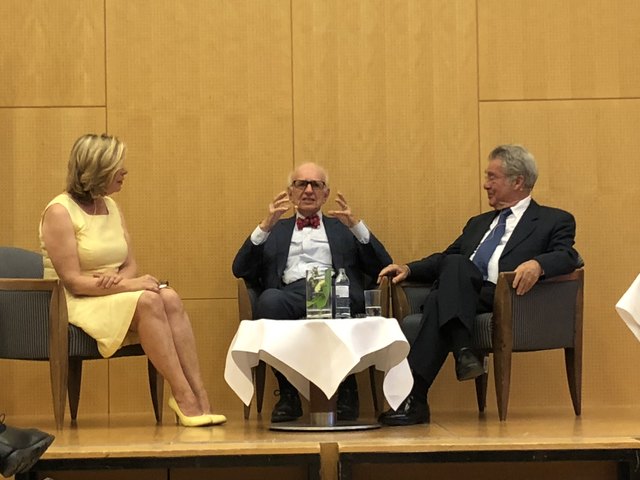 Altbundespräsident Heinz Fischer lauschte ebenso gespannt wie Moderatorin Conny Bischofberger, als Nobelpreisträger Eric Kandel aus seinem bewegten Leben erzählte.