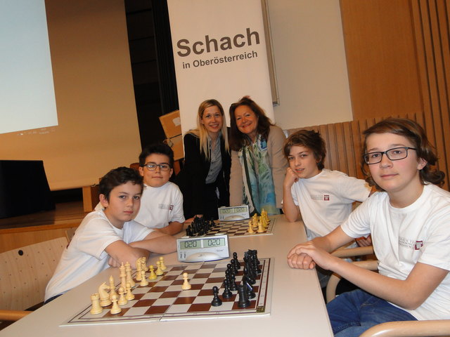 Kulturstadträtin Doris Lang-Mayerhofer (3. v. l.) und Pflichtschulinspektorin Notburga Astleitner (3. v. r.) mit vier Spielern des Akademischen Gymnasiums Linz (Moritz Laut, Friedolin Buchegger, Elias Poschner und Nikolaus Hundertpfund).