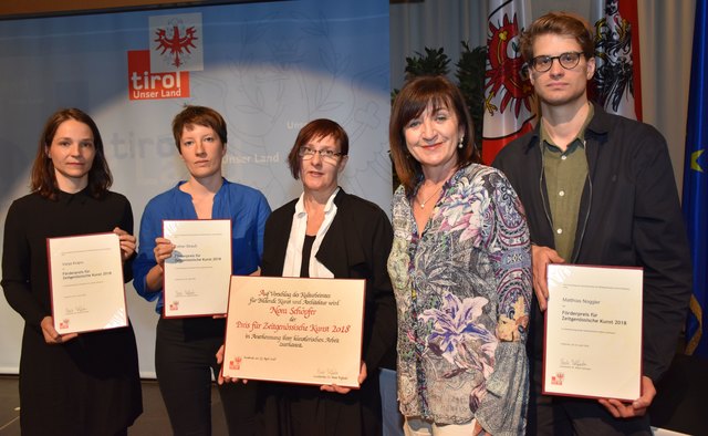 Kulturlandesrätin Beate Palfrader mit der Preisträgerin Nora Schöpfer (3. v. li.) und den drei FörderpreisträgerInnen Vanja Krajnc (li.), Esther Strauß (2. v. li.) und Matthias Noggler (re.).