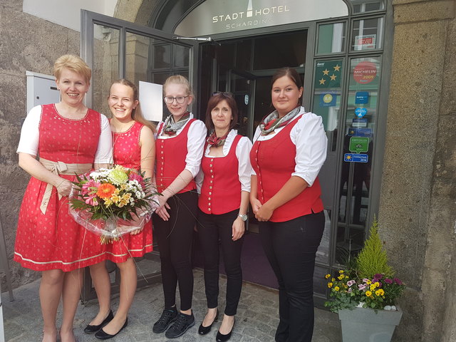Heidemarie Strauß (l.) mit ihrem Stadthotel-Team. Ab sofort gibt es auch Frühstück für Nicht-Hotelgäste.