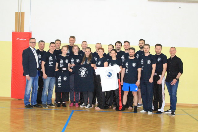 Die Köflacher Kickboxer bekamen neue T-Shirts überreicht.