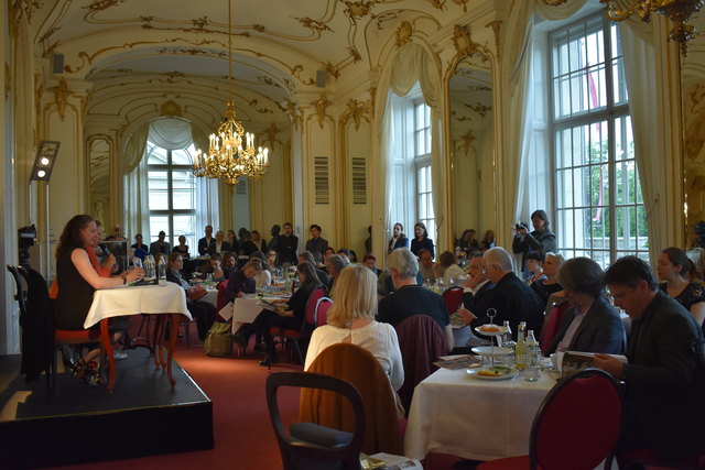 Sehr viele Medienverteter warteten gespannt auf das neue Programm.