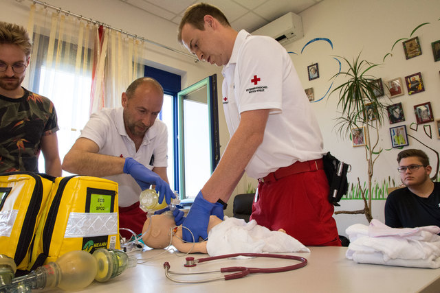 Sanitäter reanimieren und beatmen ein "Neugeborenes".