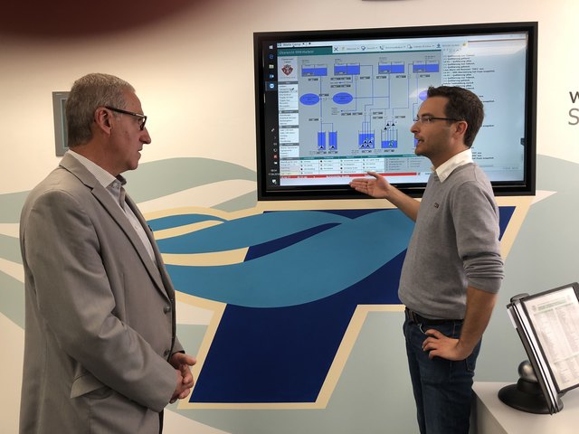 Ein bekennender Leitungswasser-Genießer ist auch der Halleiner Bürgermeister Gerhard Anzengruber, im Bild mit Norbert Karl, Bereichsleiter Wasser des Reinhalteverband Nord.
