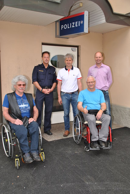 Barrierefreie Polizeiinspektion: Gottfried Wutti, Kommandant Wolfgang Gasser, Vize-Bgm. Valentin Egger, Peter Schwagerle und Amtsleiter Andreas Tischler