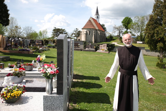 Pater Josef Riegler schenkt Familien einen Platz, wo man um die Sternenkinder trauern kann. Der Stein wird am 12. Mai geweiht.