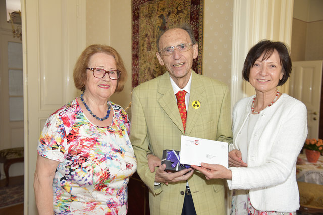 Im Bild: Edeltraud und Dkfm. Dr. Heinz Stolle mit StR Erna Koprax | Foto: psb