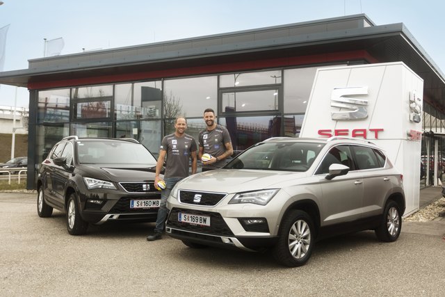 Die Beach-Volleyballer Alexander Horst (li.) und Clemens Doppler (re.) sind ab sofort mit je einem Seat Ateca auf Tour.