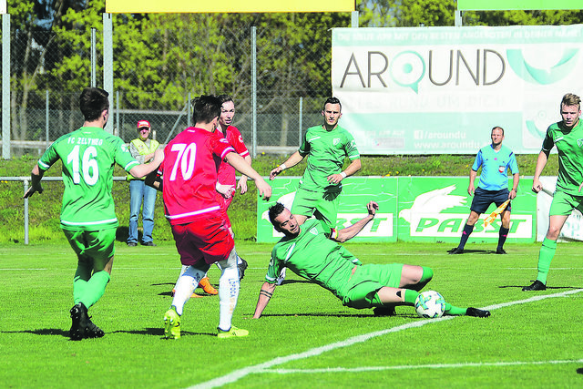 Derbysieg für den FC Judenburg. Die Zeltweger Verteidigung um Dominik Schmalzmaier (am Ball) hatte mit den Judenburger Torschützen Tobias Plattner (Nr. 70) und Rene Fischer ihre liebe Not.