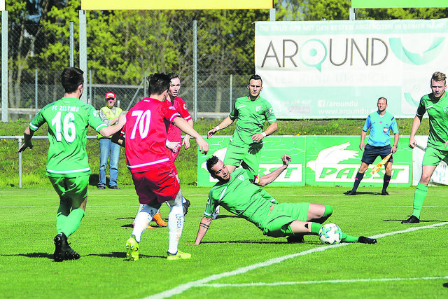 Derbysieg für den FC Judenburg. Die Zeltweger Verteidigung um Dominik Schmalzmaier (am Ball) hatte mit den Judenburger Torschützen Tobias Plattner (Nr. 70) und Rene Fischer ihre liebe Not. | Foto: Gröbl