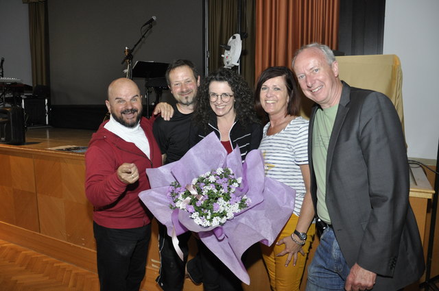 Toni Knittel, Keyboarder Paul Pfurtscheller, Margit Knittel, Kulturlady GR Andrea Wiesinger und Bürgermeister Gerhard Hauser nach dem Konzert