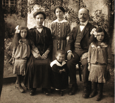 Familienporträt Alois und Ida Biegler, geb. Schwarz, mit ihren Kindern Irma, Ella, Martha und Laura, um 1917; Neupölla, Slg. Polleroß: Alois, Ida und Ella wurden 1942 in Riga ermordet, Irma überlebte in Wien, Martha konnte nach Dänemark emigrieren, Laura nach England.