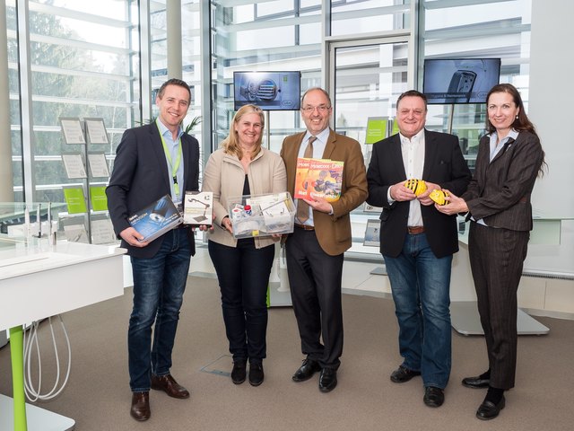 Bildtext: Im Bild v.l.: Mit geballter Kraft zum MINT-Gütesiegel: Peter Eder, Brigitte Mayrhofer, Peter Malata, Fritz Kralik, Irene Schulte bei der Übergabe der MINT-Lernmaterialien.