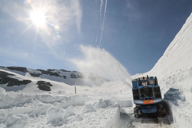 Schneeräumung auf der Großglockner Hochalpenstraße in Salzburg/Kärnten: Durchstich vor der Verkehrsfreigabe