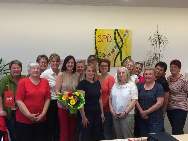 Michaela Feichtenschlager und Anja Schützeneder mit dem Team der SPÖ-Frauen Stadt Braunau .