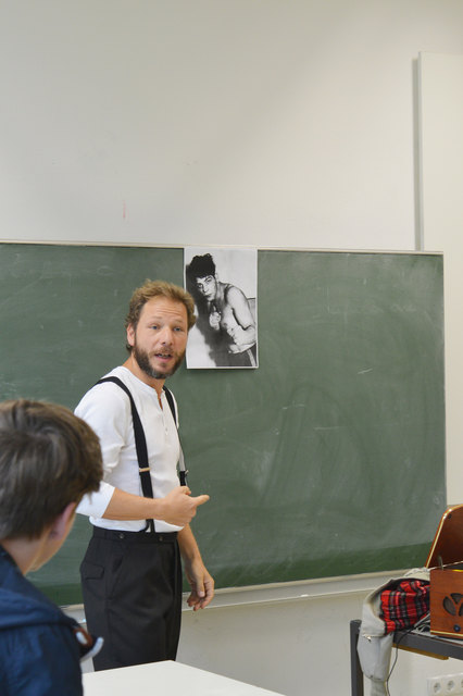 Stefan Riedl ist in dem Ein-Personen-Stück im Jugendzentrum Götzens zu sehen.
