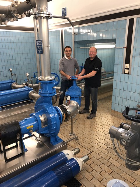 Um das Trinkwasser in optimaler Qualität bereitstellen zu können, muss an vielen "Rädchen" gedreht werden, weiß Wassermeister Markus Radauer (rechts).