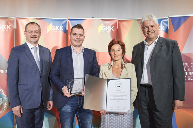(v.l.n.r.) Klaus Ropin (Leiter des Fonds Gesundes Österreich), Josef Hager und Christina Zimmermann (dm) mit Andreas Huss (Obmann der Salzburger Gebietskrankenkasse).