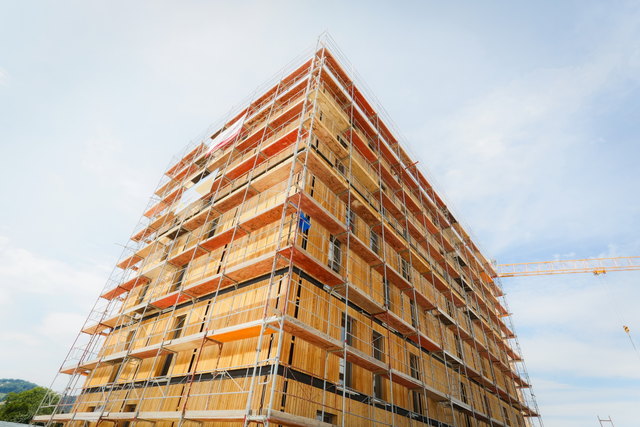 Ein mehrgeschoßiger, moderner Holzbau in Graz.