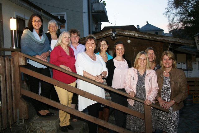 Im Bild die neu gewählte Vorstandschaft des Vereins "Frauenhaus Braunau" (v. li.): Barbara Prillhofer-Lutz, Gabriele Schuh, Elisabeth Wimmer, Ute Mühlegger, Helga Wittenzellner, Sabine Härdtner, Isabella Pötzelsberger, Renate Mann, Sieglinde Latzelsberger und Gabriele Knauseder.﻿ | Foto: Geiring