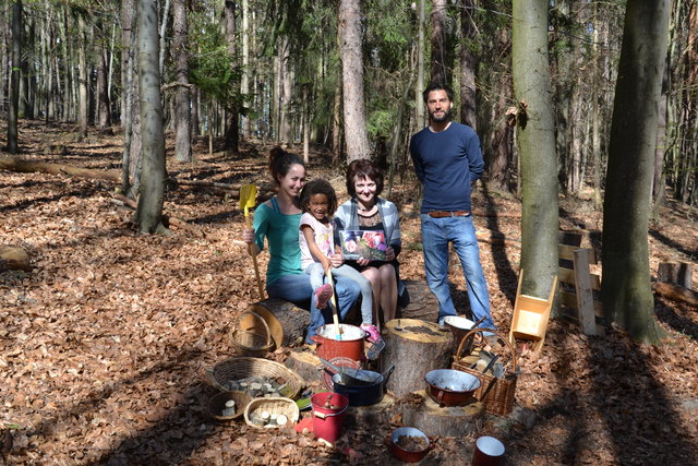 Pädagogin Ulli-Hellena Binder mit Tochter Mona stellt Bgm. Etzenberger und Waldbesitzer Bernhard Moser, BSc das Naturprojekt vor. | Foto: Aschauer