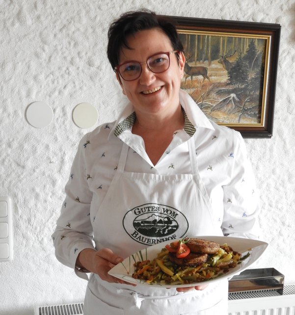 Die Bio-Köchin des Ruder-Fitnessteller Carola Neulinger präsentiert die regionale Sportlermahlzeit.