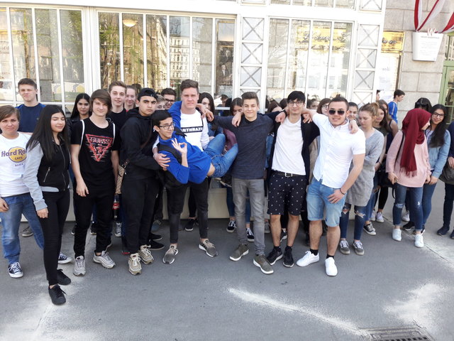 Schüler der 5W3 und 5RW2 des BRG Neunkirchen vor dem Wiener Konzerthaus