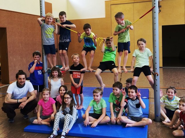 Trainer Marco Nowak (vorne links) mit den teilnehmenden Kindern. Foto: Volksschule Lichtenau.