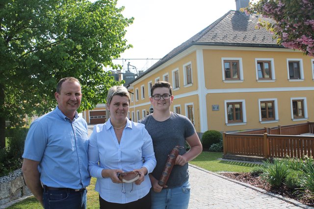 Renate und Karl Heiml mit Sohn Klemens, der fleißig mithilft und das AgrarBildungsZentrum in Hagenberg besucht.