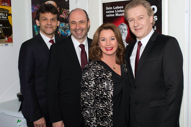 Die Akteure beim Udo-Jürgens-Abend am 5. Mai in Gunskirchen (von links): Gitarrist Hubert Koci, Pianist Alexander Blach-Marius, Erzählerin Gabriela Benesch und Sänger Hannes Rathammer.